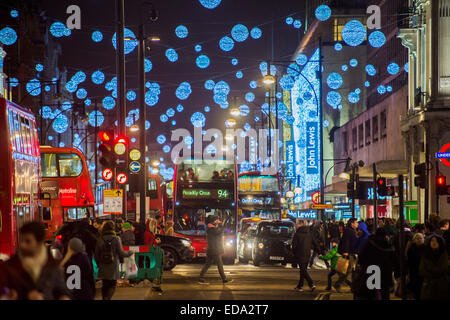 Londres, Royaume-Uni. 06Th Jan, 2015. Le jour de l'an sur Oxford et Regent Streets - les gens n'ont pas été apaisés par excès de Noël ou le temps froid. Ils continuent à chercher des bonnes affaires en grand nombre, dans la douce lueur des lumières de Noël. Crédit : Guy Bell/Alamy Live News Banque D'Images