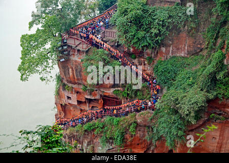 File d'attente de touristes chinois en descendant les escaliers pour voir le Grand Bouddha de Leshan, statue en pierre sculptée dans la province du Sichuan, Chine Banque D'Images