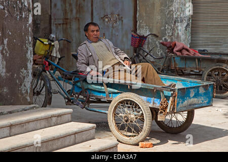 Moteur de location panier fumer cigare dans le tuyau de l'opium, Zhaotong, province du Yunnan, Chine Banque D'Images