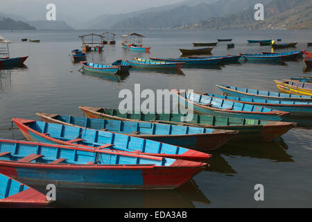 Bateaux sur le lac Begnas Pokhara Népal Banque D'Images