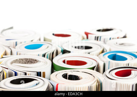 Pile de magazines couleur sur fond blanc Banque D'Images