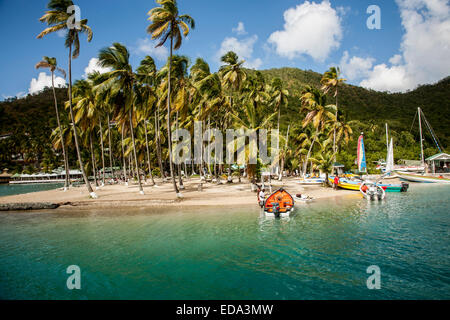 Vue sur la plage de Saint-Jean, Luciia bateaux colorés, eaux turquoise Banque D'Images