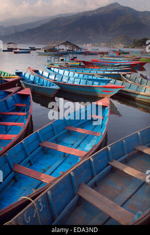 Bateaux sur le lac Begnas Pokhara Népal Banque D'Images