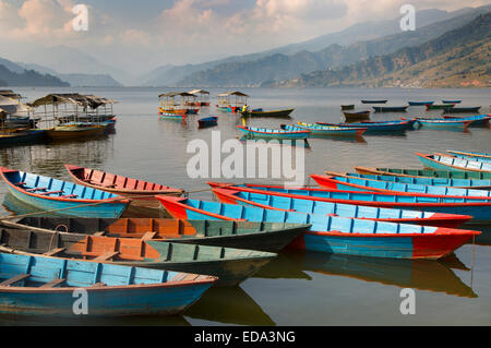 Bateaux sur le lac Begnas Pokhara Népal Banque D'Images