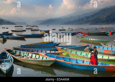 Bateaux sur le lac Begnas Pokhara Népal Banque D'Images