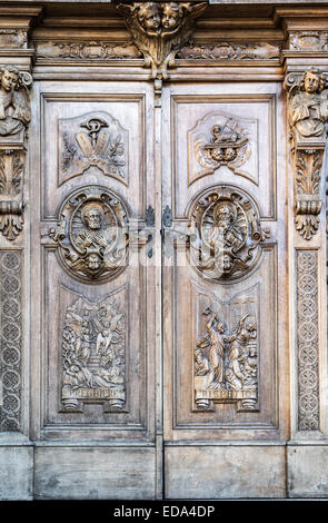 Portail en bois sculpté d'une église italienne Banque D'Images