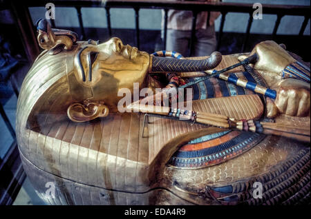 Le sarcophage (cercueil) du célèbre pharaon Toutânkhamon (King Tut) est exposée au Musée des antiquités égyptiennes au Caire, Égypte. Banque D'Images