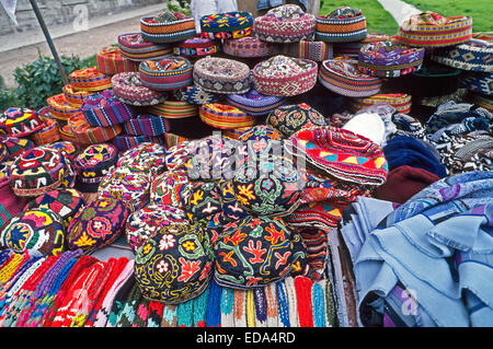 Tricot très coloré et tissé caps chapeaux turcs affichée à un marché en plein air sont principalement vendus aux touristes à Istanbul, Turquie. Banque D'Images