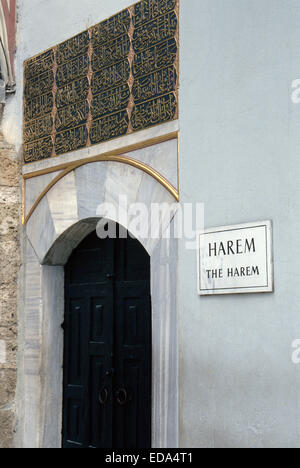 Cette unimposing entrée mène à l'Harem impérial dans le palais de Topkapi, ancienne résidence de Empire Ottoman sultans et maintenant un musée à Istanbul, Turquie. Banque D'Images