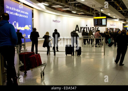 L'aéroport d'Heathrow de Londres, UK 3e janvier 2015. Le dépistage du virus Ebola dans les aéroports doit être revu après une infirmière étant traités pour le virus mortel de retour de la Sierra Leone a été autorisé à quitter l'aéroport de Heathrow : Crédit amer ghazzal/Alamy Live News Banque D'Images