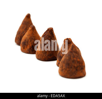 Truffes au chocolat isolé sur fond blanc Banque D'Images