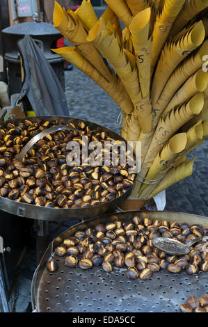 Châtaignes grillées à la vente sur la rue de Rome, Italie. Banque D'Images