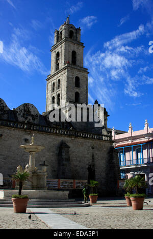 L'église de San Francisco qui donne sur la Plaza de San Francisco à La Havane, Cuba Banque D'Images