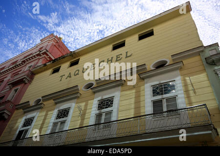 Le bâtiment jaune de musée de la pharmacie Taquechel sur Calle Obispo à La Havane, Cuba Banque D'Images