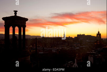 Edinburgh, Ecosse, Royaume-Uni. 03 janvier 2015. Météo. La nature a peint un magnifique coucher de soleil aux couleurs pastel sur le château d'Édimbourg et le centre-ville pour les touristes et les résidents sur le premier week-end de 2015. Banque D'Images