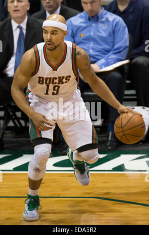 Milwaukee, WI, USA. 2 Jan, 2015. Garde Jerryd Bayless Milwaukee Bucks (19) au cours de l'action de jeu en NBA match entre les Indiana Pacers et les Milwaukee Bucks à la BMO Harris Bradley Center de Milwaukee, WI. Pacers défait les Bucks 94-91. John Fisher/CSM/Alamy Live News Banque D'Images