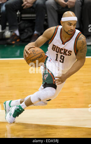 Milwaukee, WI, USA. 2 Jan, 2015. Garde Jerryd Bayless Milwaukee Bucks (19) au cours de l'action de jeu en NBA match entre les Indiana Pacers et les Milwaukee Bucks à la BMO Harris Bradley Center de Milwaukee, WI. Pacers défait les Bucks 94-91. John Fisher/CSM/Alamy Live News Banque D'Images