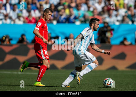 Coupe du Monde FIFA 2014 - Tour 16 - Argentine vs Suisse match tenue à Arena Corinthiens. L'Argentine a ensuite battu la Suisse, 1 - 0. En vedette : Granit Xhaka, Ezequiel Lavezzi Où : Sao Paulo, Brésil Quand : 01 Juil 2014 Banque D'Images