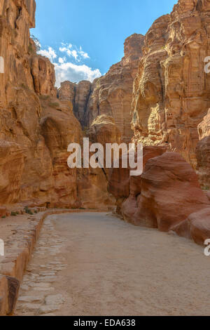 Le Siq, l'étroit canyon qui sert de couloir d'entrée à la ville cachée de Pétra, en Jordanie. Banque D'Images