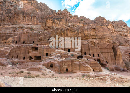 Maisons anciennes sur la rue façade à Pétra creusée dans la roche en Jordanie Banque D'Images