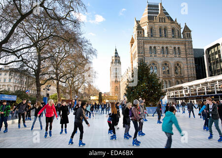 La patinoire à l'extérieur du National History Museum de Londres, au Royaume-Uni. Banque D'Images