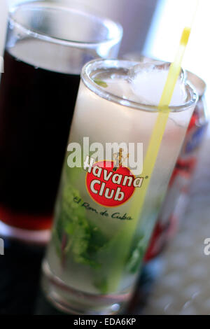 Un mojito au bar situé sur le toit de l'hôtel Ambos Mundos à La Havane, Cuba Banque D'Images