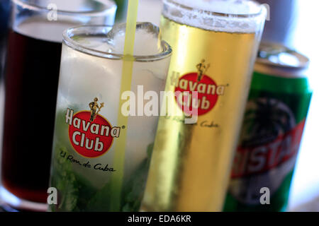 Un mojito et un Christal de bière dans le bar sur le toit de l'hôtel Ambos Mundos à La Havane, Cuba Banque D'Images
