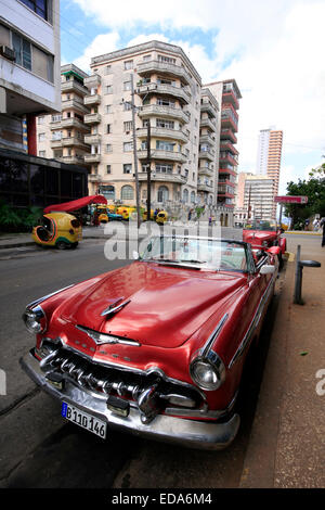 Une voiture garée Desoto convertible classique sur la Calle 0 de La Havane, Cuba Banque D'Images