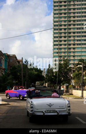 Vintage Classic convertible les voitures qui circulent dans les rues de La Havane, Cuba Banque D'Images
