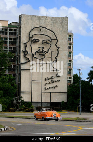 Vieille voiture américaine Buick roulant en face de l'immeuble du ministère de l'intérieur sur la Plaza de la Revolucion, La Havane, Cuba Banque D'Images