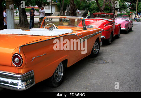 Classic American Vintage convertible bordée de voitures garées dans une rue de La Havane, Cuba Banque D'Images