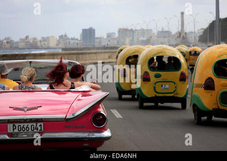 Les touristes dans un vintage Buick convertible conduite le long du Malecon de La Havane, sur l'île de Cuba Banque D'Images