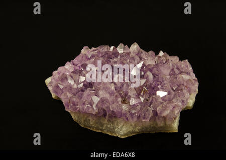 Un bloc d'Améthyste une variété de quartz violet souvent utilisé en joaillerie isolated on black Banque D'Images
