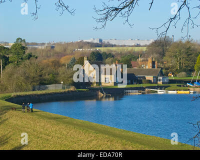 Les gens qui marchent le long du mur du barrage jusqu'à la limite supérieure du réservoir Bittel, Cofton Hackett, Worcestershire, Angleterre, RU Banque D'Images