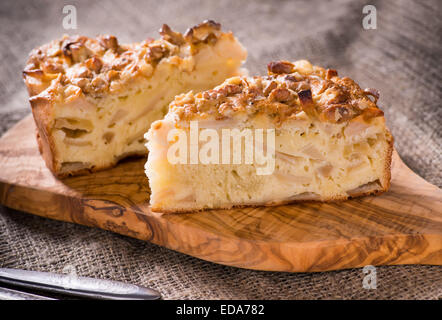 Tarte aux pommes faite maison avec de la cannelle et des écrous sur le bois d'olive, du style rustique, selective focus Banque D'Images