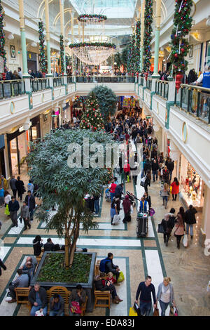 Les gens et les dépenses d'achats à l'intérieur de l'Intu Trafford Centre commercial intérieur dans Dumplington, Greater Manchester, Angleterre Banque D'Images