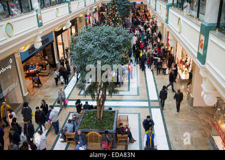 Les gens et les dépenses d'achats à l'intérieur de l'Intu Trafford Centre commercial intérieur dans Dumplington, Greater Manchester, Angleterre Banque D'Images