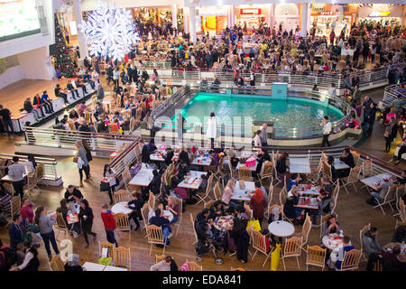 À l'intérieur de l'Intu Trafford Centre commercial intérieur cour alimentaire complexe dans Dumplington, Greater Manchester, Angleterre Banque D'Images