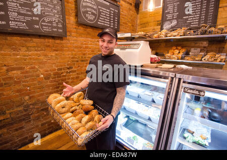 À Beygl, une boutique de bagel de Park Slope, New York City style bagels sont électrique-bouillie avant le produit fini est fièrement affiché Banque D'Images