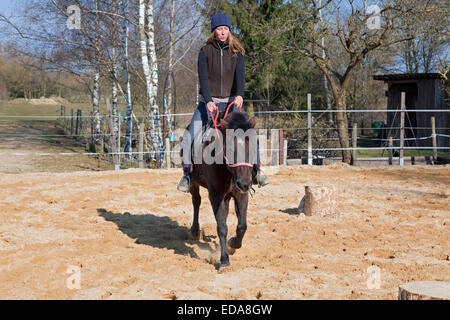 Woman riding a bay pony, Limpach, Luxembourg Banque D'Images