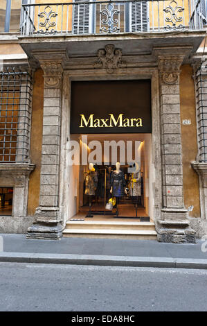 Max Mara boutique de luxe sur la rue Via Condotti, Rome, Italie. Banque D'Images