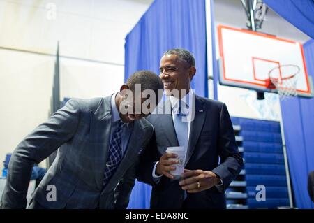 Le président américain Barack Obama partage un rire en coulisses avec les Los Angeles Clippers basketball player Chris Paul, qui était sur le point de présenter le président d'une initiative le gardien de mon frère de ville le 21 juillet 2014 à Washington, DC. Banque D'Images