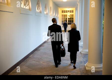 Le président américain Barack Obama promenades le long de la colonnade de la Maison Blanche avec Anita Decker Breckenridge, Sous-chef d'état-major pour les opérations sur le chemin de sa maison à la résidence le 19 septembre 2014 à Washington, DC. Banque D'Images