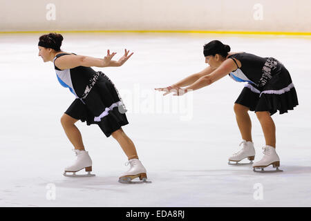 Barcelone - Mai 03 : jeune équipe d'une école de patinage sur glace se produit à l'International Cup Ciutat de Barcelona. Banque D'Images