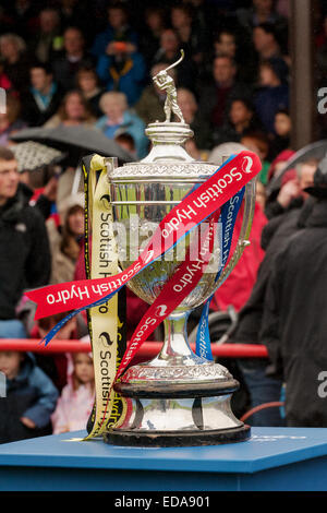 La Coupe Camanachd, le ruban bleu en trophée shinty. Photo de la finale de coupe 2010 et drapé dans les couleurs des finalistes. Banque D'Images