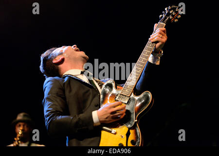 BARCELONA - 15 MAI : Eli Paperboy Reed, chanteur et auteur-compositeur, le rendement au stade Barthélemy le 15 mai 2014 à Barcelone. Banque D'Images