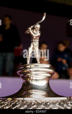 Le couvercle de la Coupe Camanachd, le ruban bleu en trophée shinty. Le trophée lui-même a été fait après le don du public en 1896. Banque D'Images