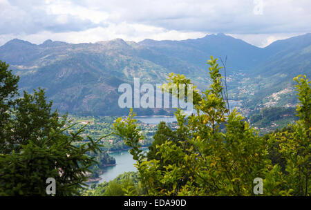 Vue sur la rivière Lima serpentant à travers Peneda Geres, le seul parc national du Portugal, situé dans la région de Norte. Banque D'Images