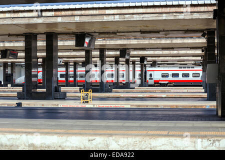 Train rapide Frecciarossa à la gare de Termini à Rome, Italie. Banque D'Images