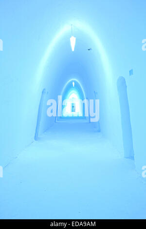 Couloir lumineux colorés dans un hôtel de glace Banque D'Images